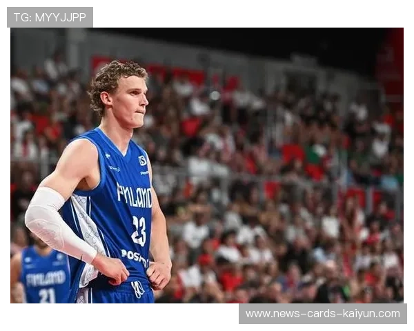 马尔卡宁篮下强起双手扣篮：展现力量与激情的完美结合