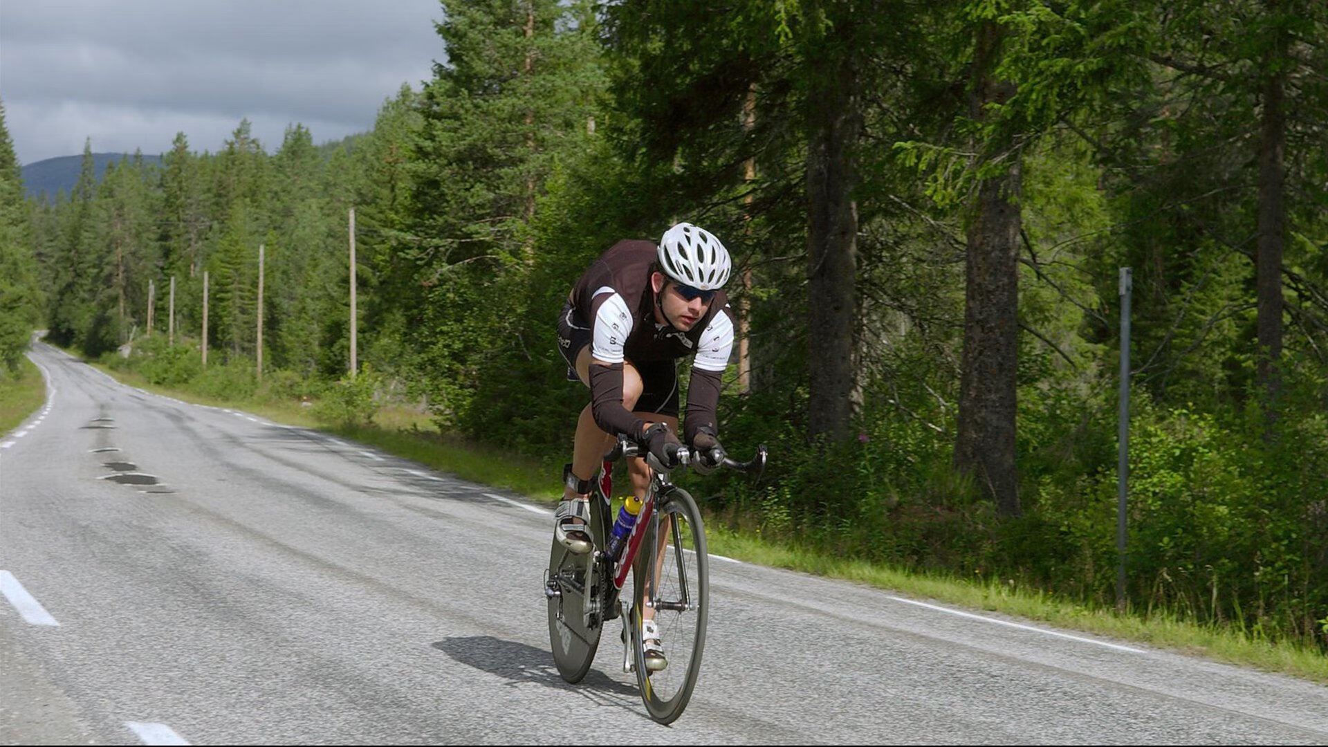 全国无人机编队飞行表演赛 夜空中画出绚烂图案